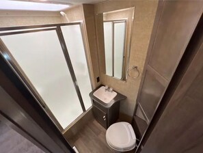 Regadera, secadora de cabello, toallas, jabón 