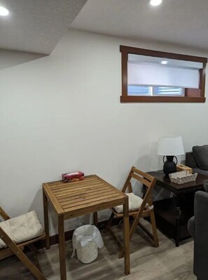 Dining - Cozy and Modern Suite Near Airport
 (Calgary)