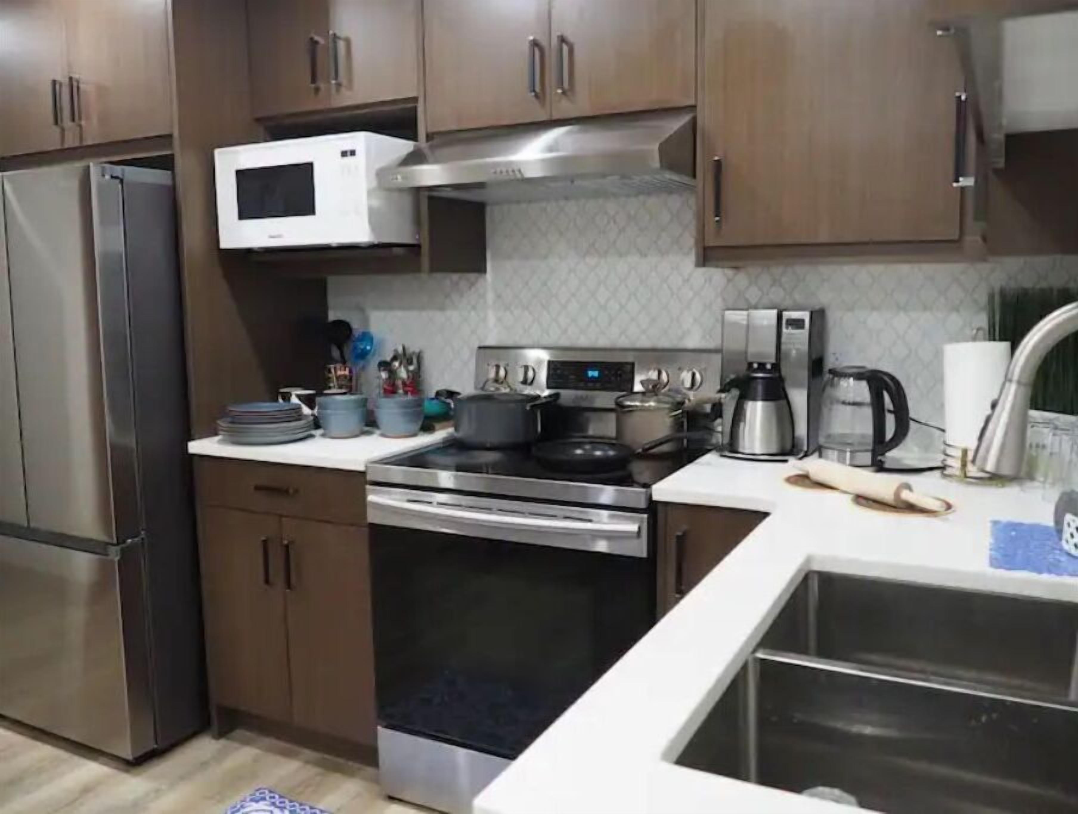 冷蔵庫、電子レンジ、オーブン、コンロ