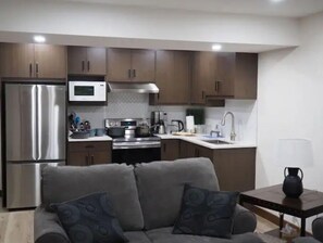 Smart TV - Cozy and Modern Suite Near Airport
 (Calgary)
