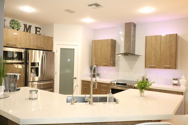 Fridge, microwave, oven, stovetop - Newly- remodeled modern home. (Goodyear)