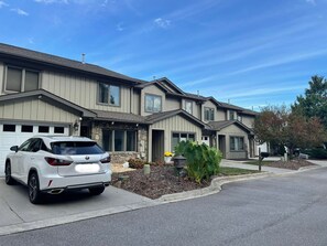 Exterior - Clean, spacious Townhome with GREAT location close to many attractions! (Clyde)