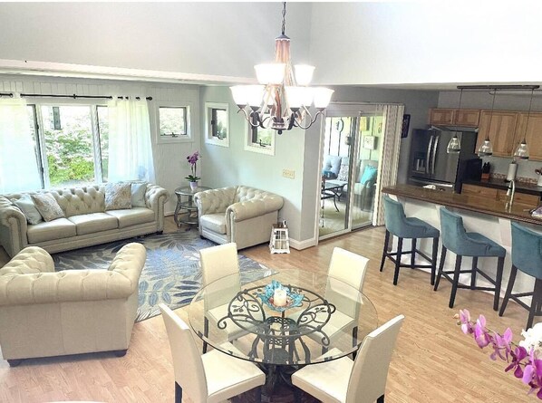 Smart TV, books, music library, printers - Clean, spacious Townhome with GREAT location close to many attractions! (Clyde)