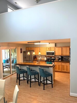 Fridge, microwave, oven, stovetop - Clean, spacious Townhome with GREAT location close to many attractions! (Clyde)