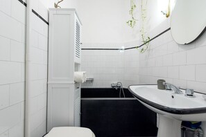 Ensemble baignoire-douche, séchoir à cheveux, bidet, serviettes fournies