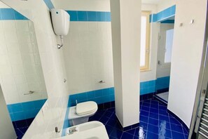 Baignoire, sĂšche-cheveux, bidet, serviettes fournies