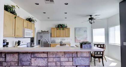 Spacious Private Home w/King bed & Great Pool.