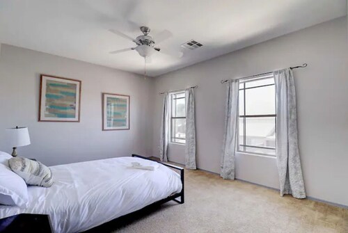 Spacious Private Home w/King bed & Great Pool.
