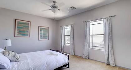 Spacious Private Home w/King bed & Great Pool.