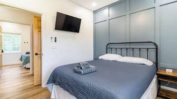 6 bedrooms, desk, iron/ironing board, travel crib