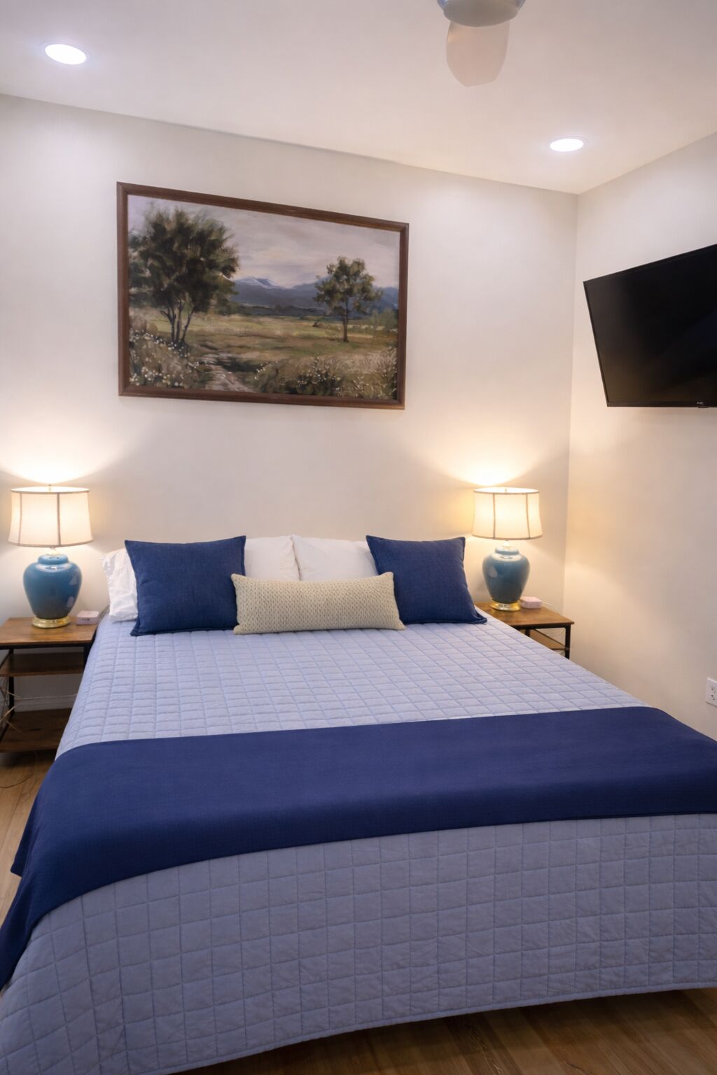 6 bedrooms, desk, iron/ironing board, travel cot