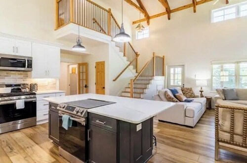 Group Retreat, Private Pool, Hot Tub, Sauna, 15 Acres+Pet Friendly Near Atlanta 