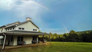 A house with a covered porch and a grassy yard. - Farmhouse Retreat•Private Pool•Small Weddings•Hot Tub•Fire Pit•Sauna•15 Acres (Summerville)
