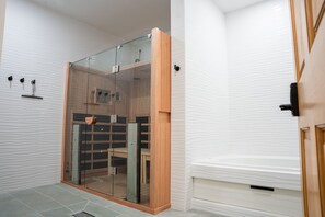 Shower, jetted bath, hair dryer, towels - Group Retreat, Private Pool, Sleeps 12+, 15 Acres, Sauna, Fire Pit, Pet Friendly (Summerville)