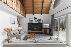 Smart TV, fireplace