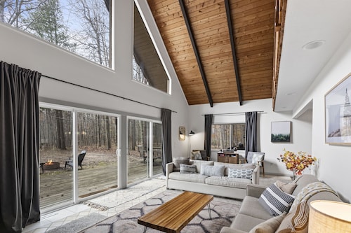 Rustic Chalet Retreat w/ Hot Tub