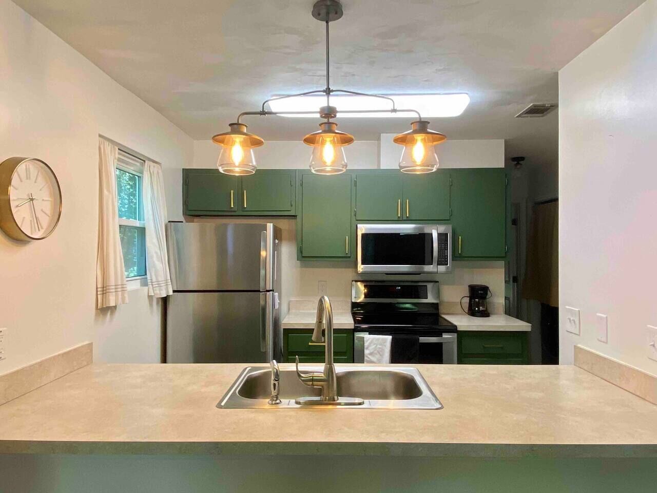 Cheerful, cozy townhome in a great location!