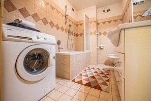 Bruser, hårtørrer, bidet, håndklæder