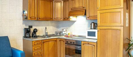 Kühlschrank, Mikrowelle, Ofen, Herdplatte