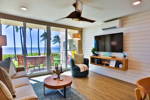 Oceanfront, Split A/C, incredible sunsets, king bed, remodeled October 2023
