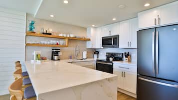 Køleskab, mikrobølgeovn, ovn, kogeplade