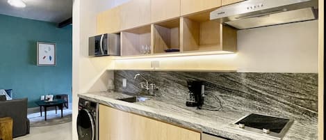 Großer Kühlschrank, Mikrowelle, Ofen, Wasserkocher