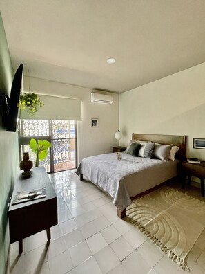 Basic Apartment | Premium bedding, down duvets, individually decorated, desk