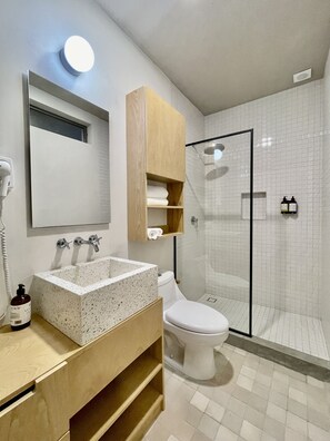 Basic Apartment | Bathroom | Shower, rainfall showerhead, hair dryer, towels