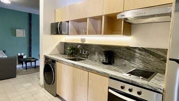 Refrigerador con congelador, microondas, horno y tetera eléctrica