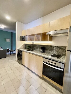 Full-sized fridge, microwave, oven, electric kettle - Casa San Fernando by Barrio México (Guadalajara)