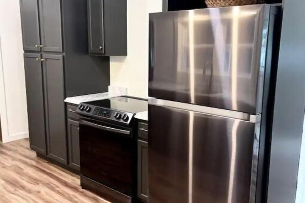 Frigorífico, microondas, horno y placa de cocina