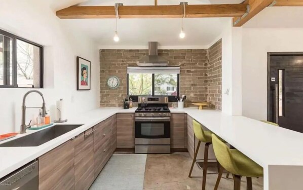 Private kitchen - Uptown Coronado Retreat; Pool🏝 Fire pit🔥Casita🌵. (Phoenix)