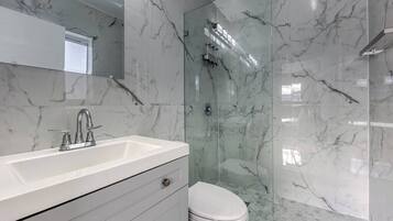 Dusche, Haartrockner, Handtücher