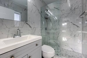 Dusche, Haartrockner, Handtücher