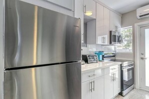 Kühlschrank, Mikrowelle, Ofen, Herdplatte