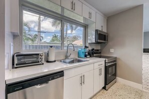 Fridge, microwave, oven, stovetop - 2017-3 Sunshine Manors (Wilton Manors)