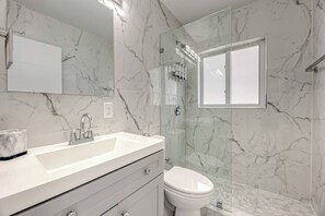 Dusche, Haartrockner, Handtücher
