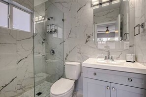 Douche, séchoir à cheveux, serviettes fournies