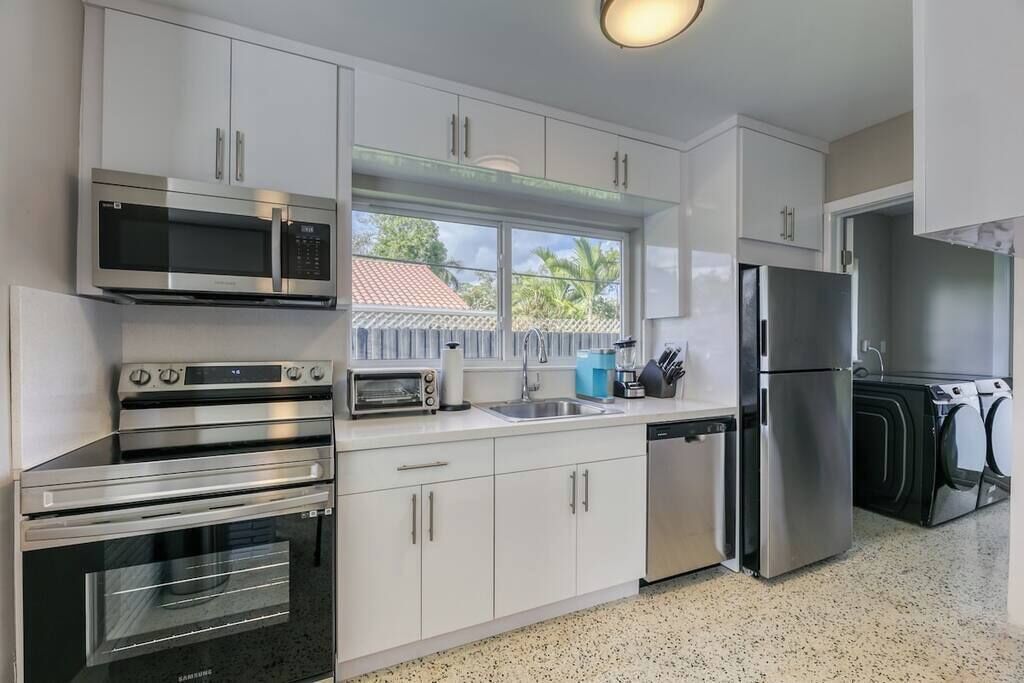 Kjøleskap, mikrobølgeovn, ovn og kokeplater