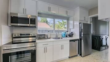 Kjøleskap, mikrobølgeovn, ovn og kokeplater