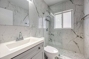 Shower, hair dryer, towels