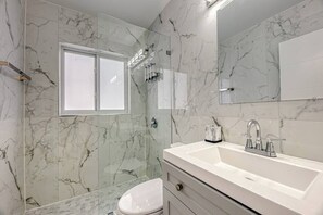 Shower, hair dryer, towels