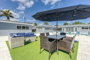 Outdoor dining - 2017-1 Sunshine Manors (Wilton Manors)