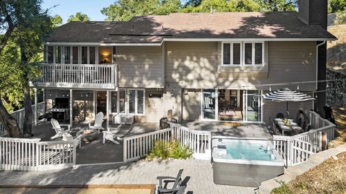 Hidden Oaks Farmhouse by Avantstay Hot Tub, Deck