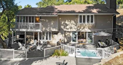 Hidden Oaks Farmhouse by Avantstay Hot Tub, Deck