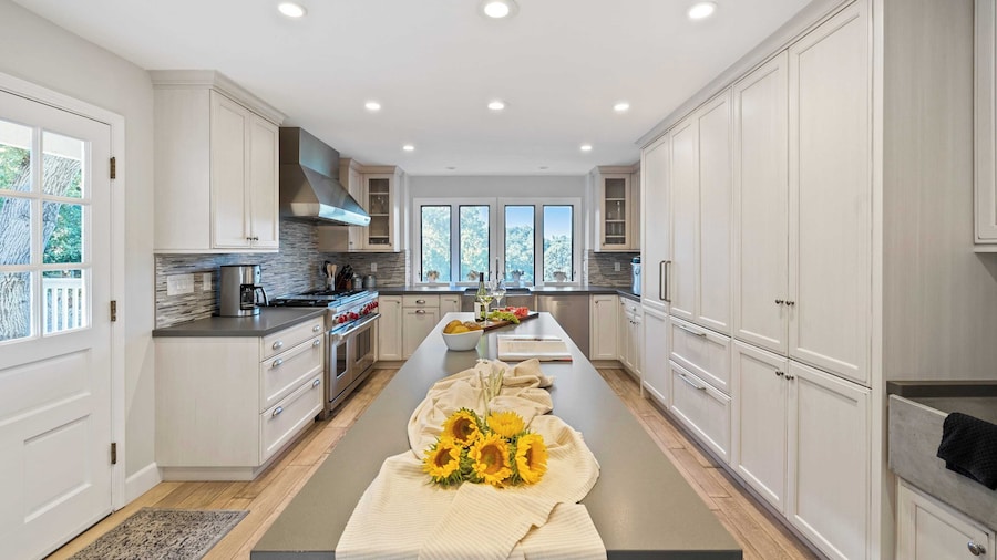 Hidden Oaks Farmhouse by Avantstay Hot Tub, Deck