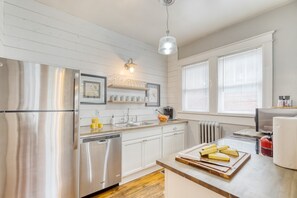House (4 Bedrooms) | Private kitchen | Fridge, microwave, oven, stovetop - Heirloom by Avantstay Mins to Downtown Nashville (Nashville)