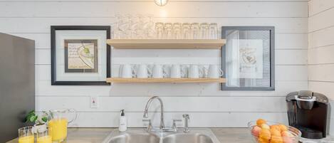 House (4 Bedrooms) | Private kitchen | Fridge, microwave, oven, stovetop