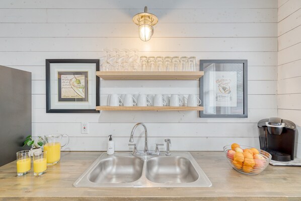 House (4 Bedrooms) | Private kitchen | Fridge, microwave, oven, stovetop - Heirloom by Avantstay Mins to Downtown Nashville (Nashville)