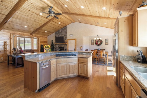 Paw Print Hot Tub, Mountain Views, Game Room, 4mins to Ski Resort!